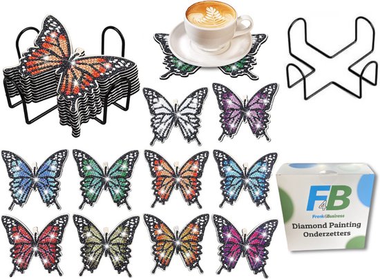 Een set van 10 vlinder-diamond painting onderzetters, een koffiekopje en een standaard.
