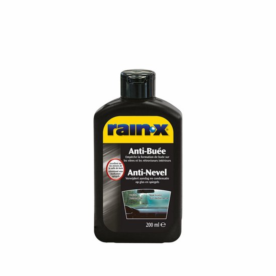 Zwarte fles Rain-X Anti-Buée. Voorzien van gele en witte tekst. Links staat een illustratie van beslagen en schone glaspartijen.