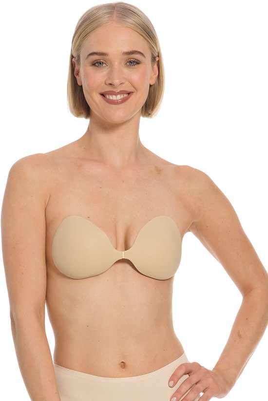Model met blote schouders draagt een beige, plakbeha met voorsluiting. Ze glimlacht en leunt met één hand op haar heup.