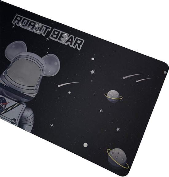 Tapis de souris noir avec imprimé spatial : ours robot avec logo NASA en combinaison d'astronaute, planètes et étoiles filantes. Texte "ROBOT BEAR".
