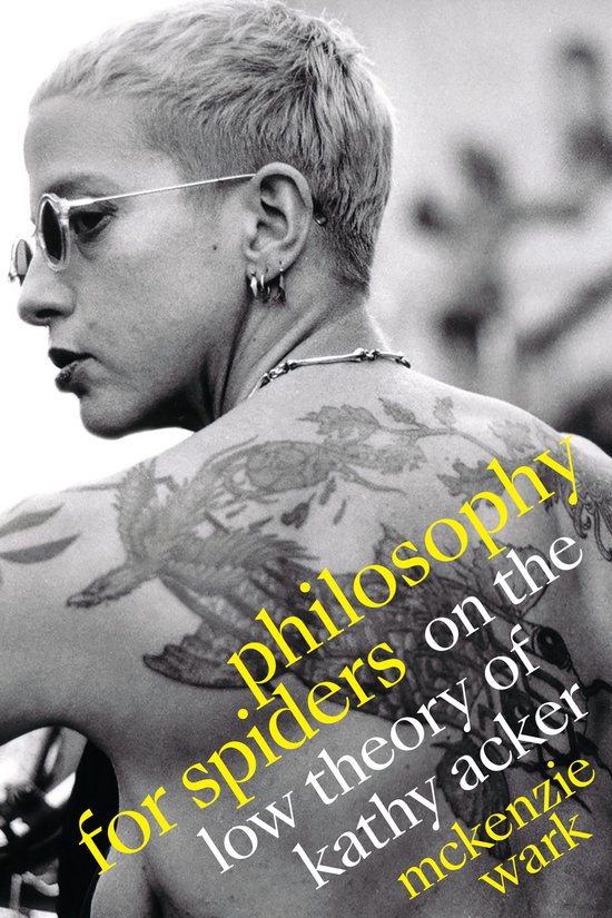 Vrouw met kort blond haar en tatoeages op haar rug. Titel: Philosophy for spiders on the low theory of kathy acker mckenzie wark.
