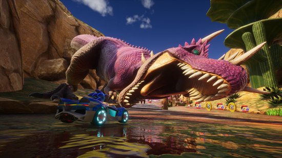 Sonic in een blauw-zwarte raceauto, racend langs een paarse dinosaurus.