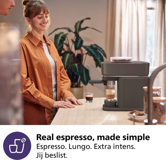 Een stel staat bij de Philips Baristina volautomatische espressomachine in een keuken.