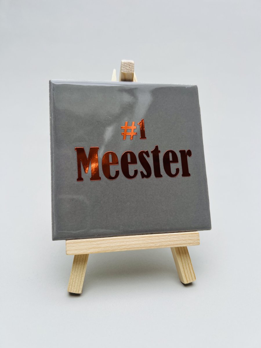 Tegeltje #1 Meester met houten standaard – Een stoer bedankje met een knipoog!