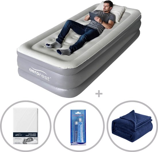 Matelas pneumatique Aerorest avec un homme, avec des cercles d'un drap-housse blanc, une trousse de réparation et une couverture bleue.