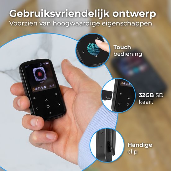 Zwarte MP3-speler met aanraakscherm, vingerafdrukscanner, 32GB SD-kaart en handige clip, in de hand van een persoon.