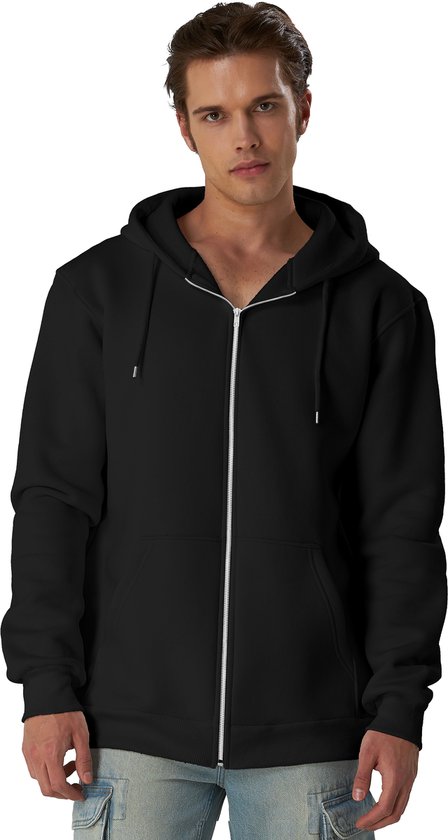 Man met zwarte hoodie met capuchon en rits, staand en naar links kijkend.