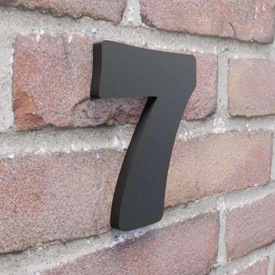 Zwart huisnummer 7, 10 cm hoog, zelfklevend, op een bakstenen muur.