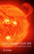 De cover van het boek 'Sun, Earth and Sky' toont een close-up van de zon met vlammen en een prominente zonnevlam.