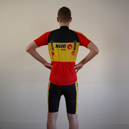Achterkant van het Mapei wielershirt en broek, geel, rood en zwart met logo's.