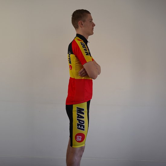 Jonge man in Mapei wielershirt en broek, zijaanzicht, geel, rood en zwart met logo's.