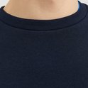 Close-up van de ronde hals van een donkerblauwe sweater met blauwe voering.