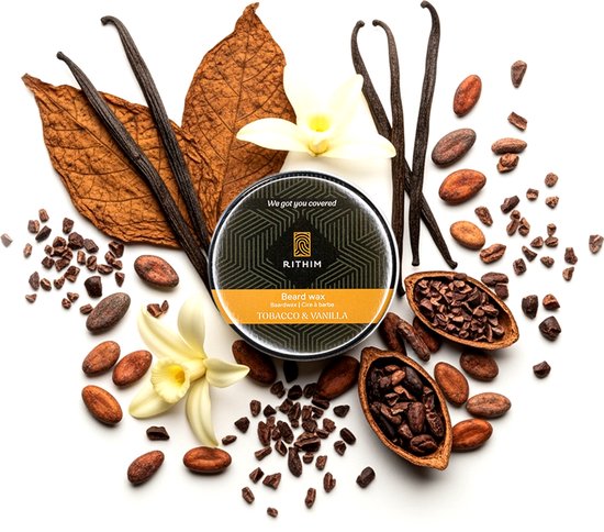 Rond blikje baardwax Tobacco & Vanilla, omringd door gedroogde tabaksbladeren, vanillestokjes, cacaobonen en bloemen.