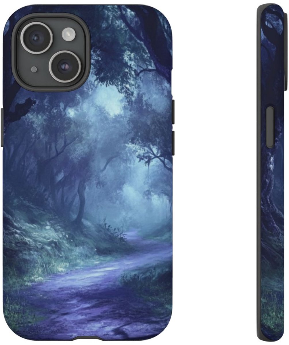 Mysterieuze Bosweg in Mist – Telefoonhoesje Geschikt voor iPhone 15