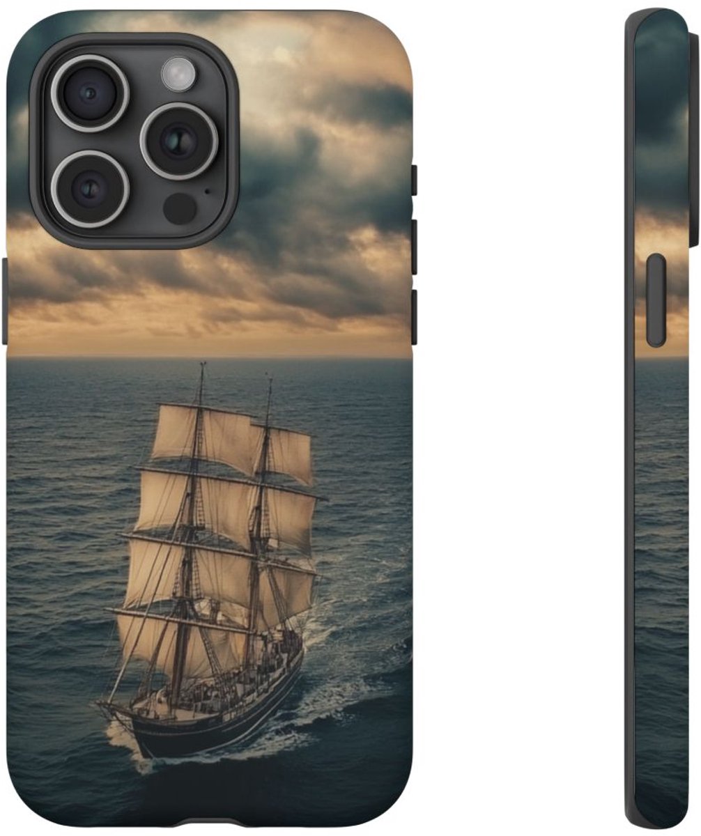 Zeilschip onder Dreigende Luchten – Telefoonhoesje Geschikt voor iPhone 15 Pro Max