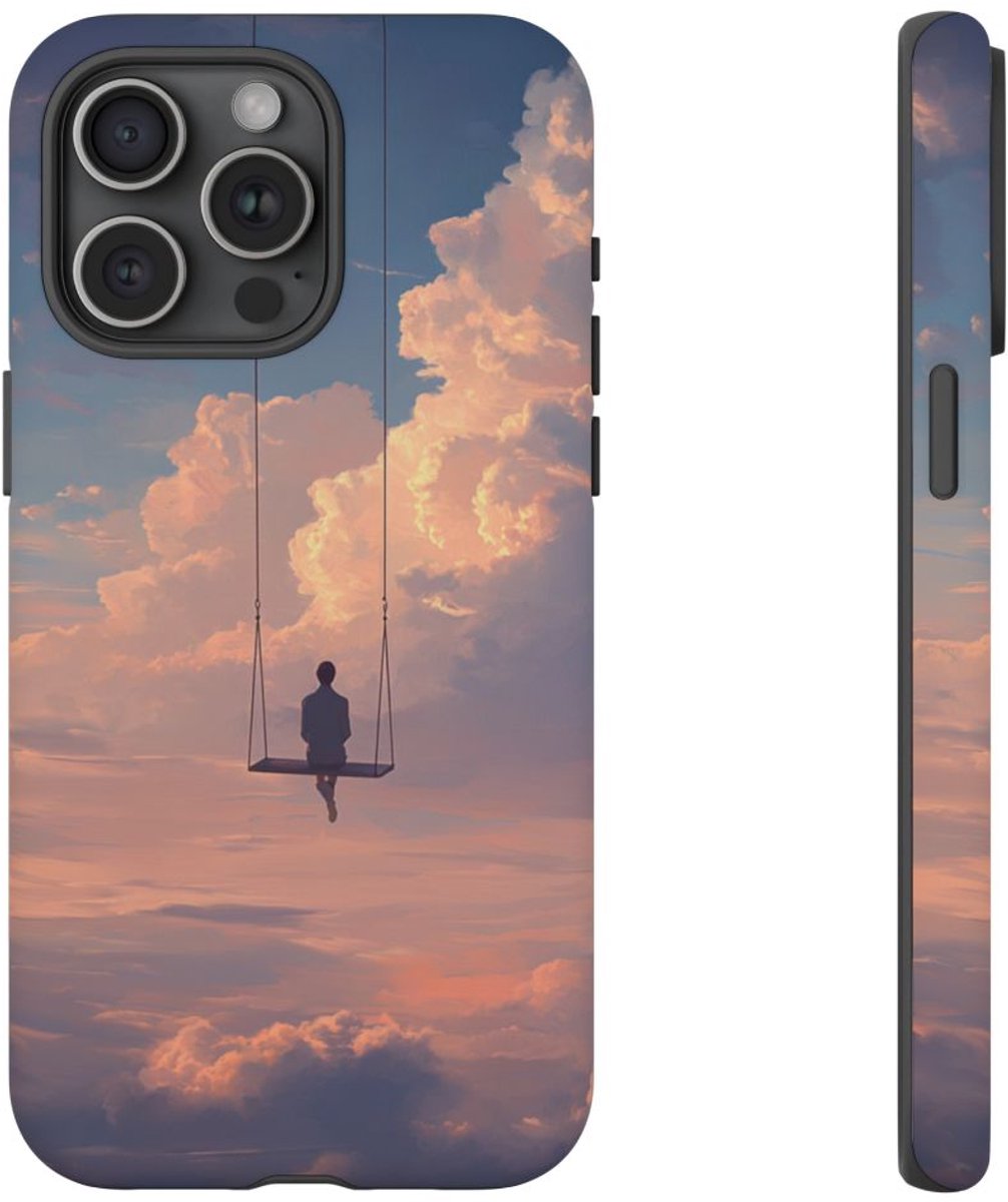 Persoon op Schommel in Bewolkte Lucht – Telefoonhoesje Geschikt voor iPhone 15 Pro Max