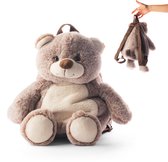 Grijze teddybeer rugzak zittend en hangend aan de bandjes, op witte achtergrond.