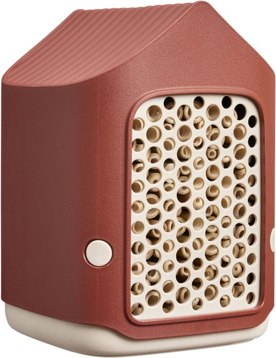 Insectenhotel in Toscaans rood, huisvormig, met crèmekleurige binnenkant vol ronde openingen. Geïsoleerde weergave op zwarte achtergrond.
