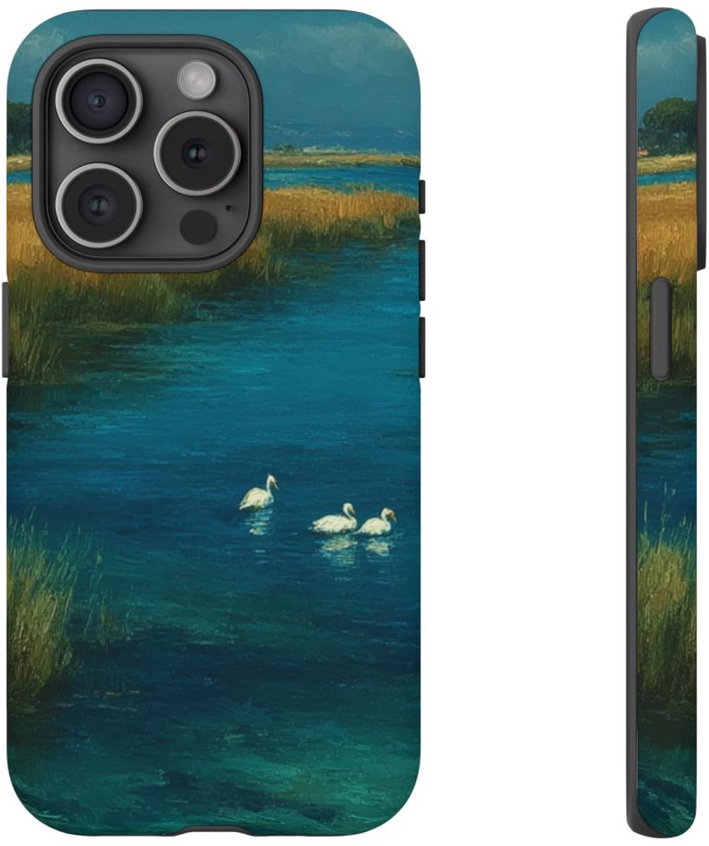 Blauwe Lagune met Zwanen en Gras – Telefoonhoesje Geschikt voor iPhone 15 Pro