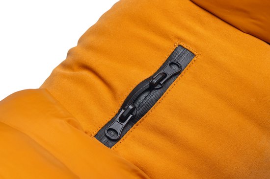 Close-up van oranje jas met twee zwarte ritsen.