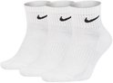 Drie witte Nike enkelsokken met zwart Nike logo.