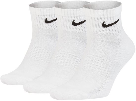 Drie witte Nike enkelsokken met zwart Nike logo.