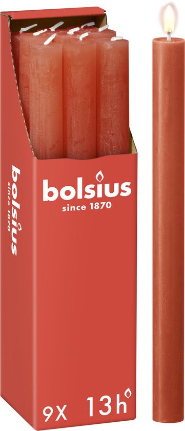 Een doos oranje Bolsius dinerkaarsen, met een enkele oranje kaars ernaast die brandt. De doos toont "9X 13h".
