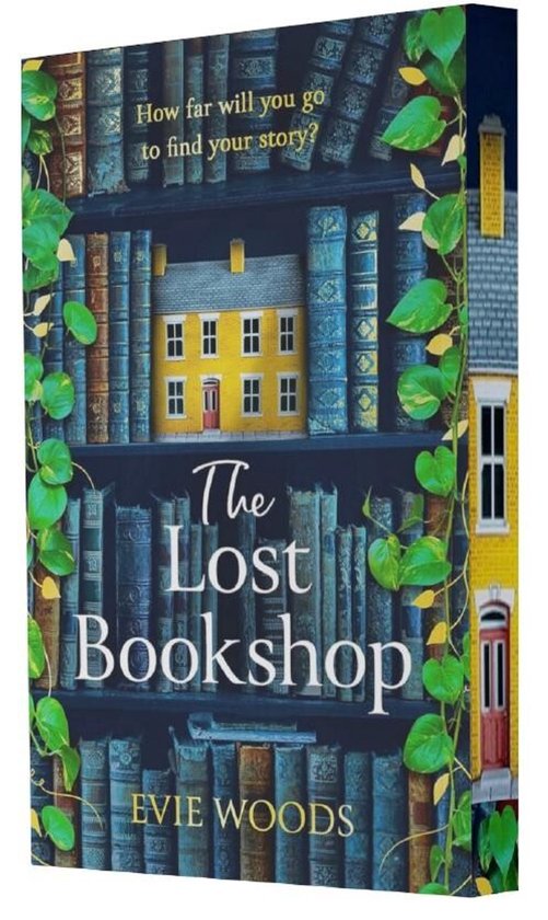 Couverture de livre avec des livres anciens sur les étagères, une maison miniature jaune et le texte 'The Lost Bookshop'.