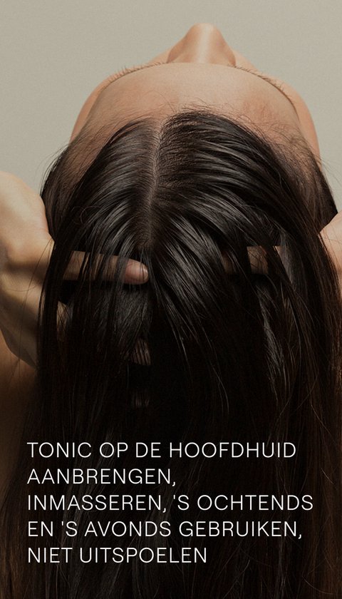 Top view van een persoon die haar handen in haar donkere haar masseert, haar hoofd naar achteren gekanteld.