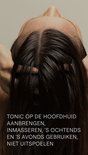 Top view van een persoon die haar handen in haar donkere haar masseert, haar hoofd naar achteren gekanteld.