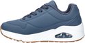 Blauwe Skechers sneaker met perforaties, witte zool en bruine loopzool.