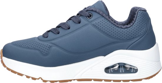 Blauwe Skechers sneaker met perforaties, witte zool en bruine loopzool.