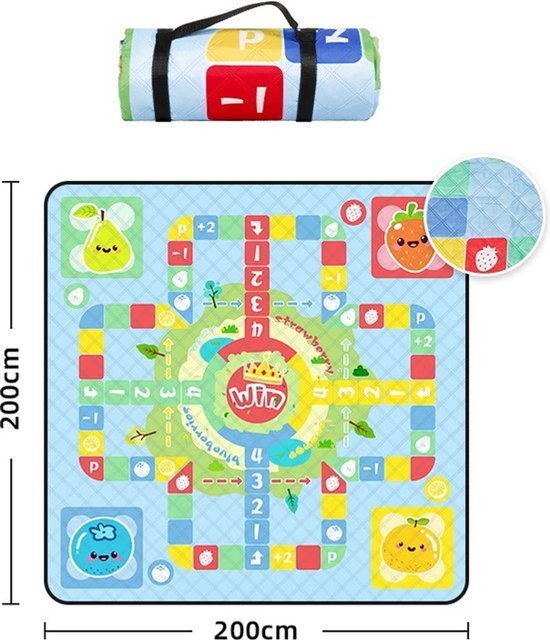 Grande couverture de pique-nique de 200x200cm avec un imprimé plateau de jeu aux couleurs vives, des motifs de fruits et des instructions. La couverture roulée avec des sangles est visible au-dessus.