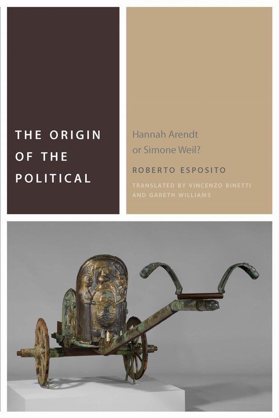 Twee boeken: 'The Origin of the Political' en 'Hannah Arendt or Simone Weil?' door Roberto Esposito. Rechtsonder een bronzen, antiek ogend strijdwagenmodel met masker.