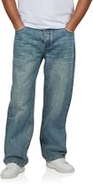 Model draagt een comfort fit spijkerbroek van DENIMFY in verwassen blauw.