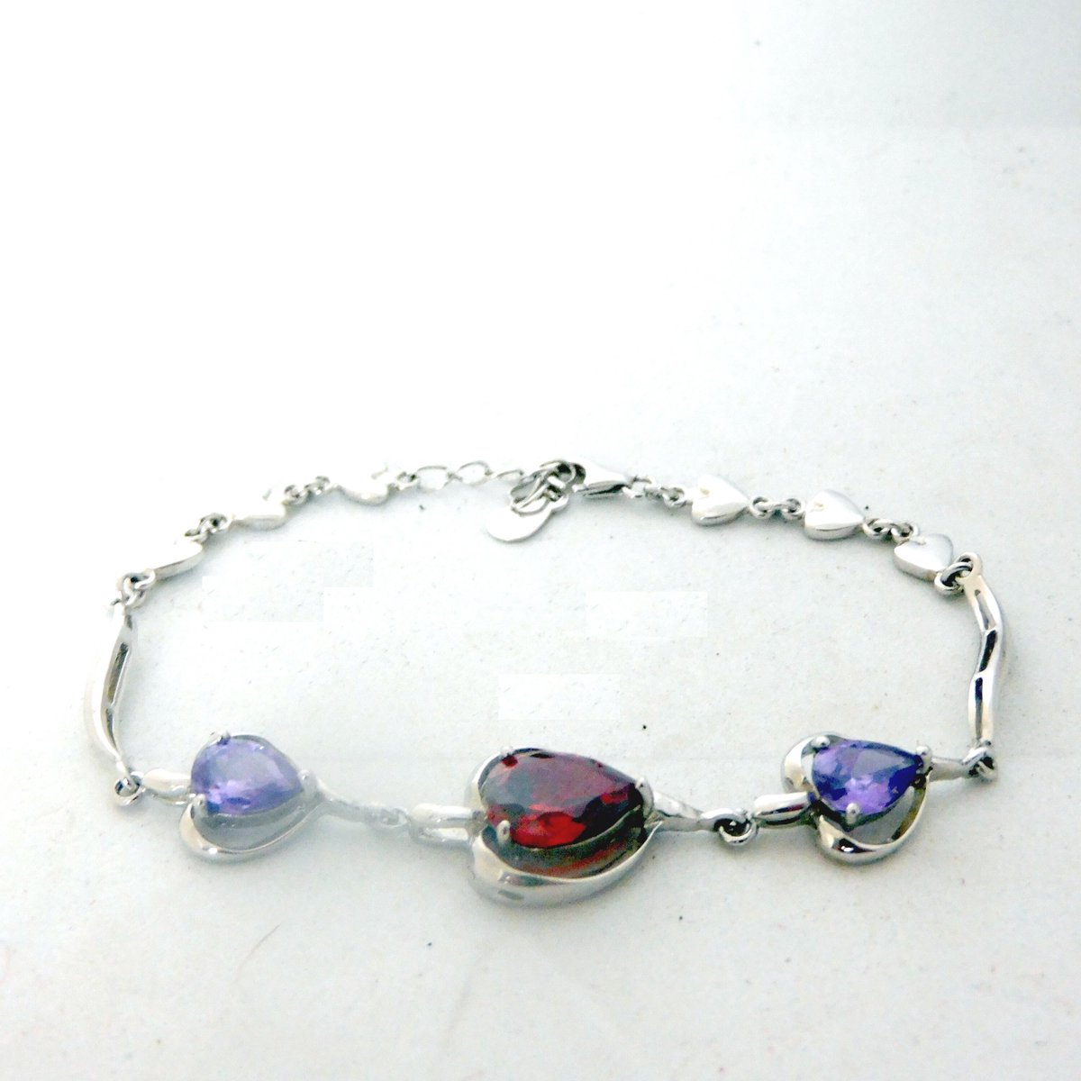 Hetty'S - Schitterend zilver armbandje - met 3 grote en 6 kleine hartjes - Rode en Paarse CZ