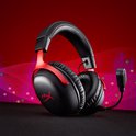 Zwarte gamingkoptelefoon met rode details en een afneembare microfoon, met rode achtergrondgolven.