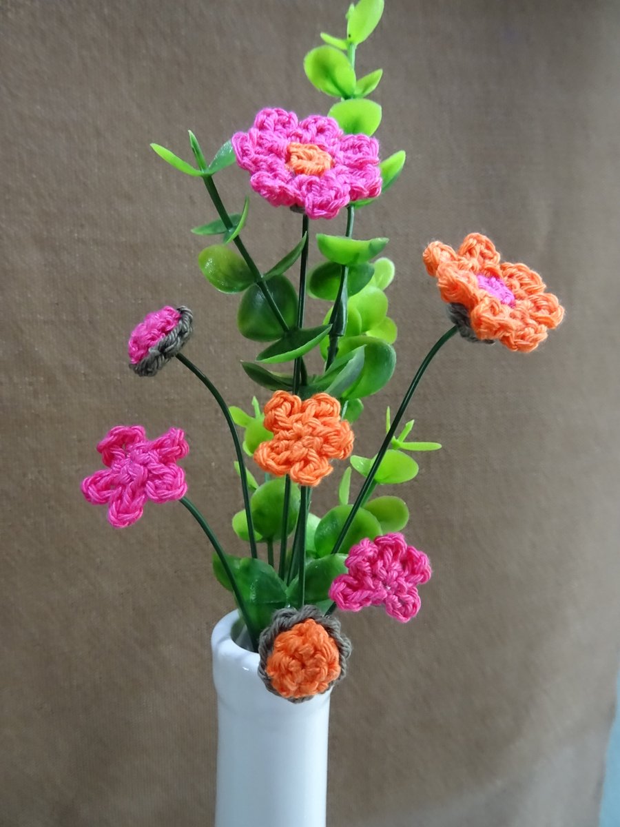 Knuffelsenzo - Gehaakt klein boeket roze met oranje - Bloemetjes - Bureau - Tafelboeket - Roos - Decoratie - Sfeer - Inrichting - Feest - Cadeau - Vrouw - Man - Groen - Boeket - Kunstbloem - Duurzaam