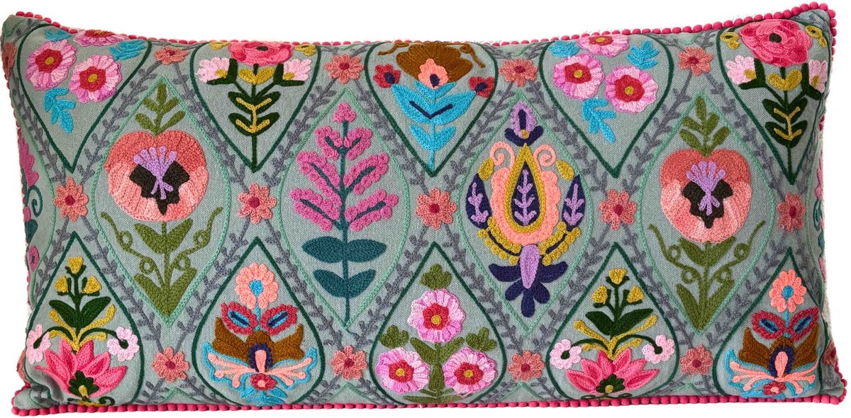 Sierkussen 30x60 cm grijsblauw met roze, paars, oranje geborduurde bloemen