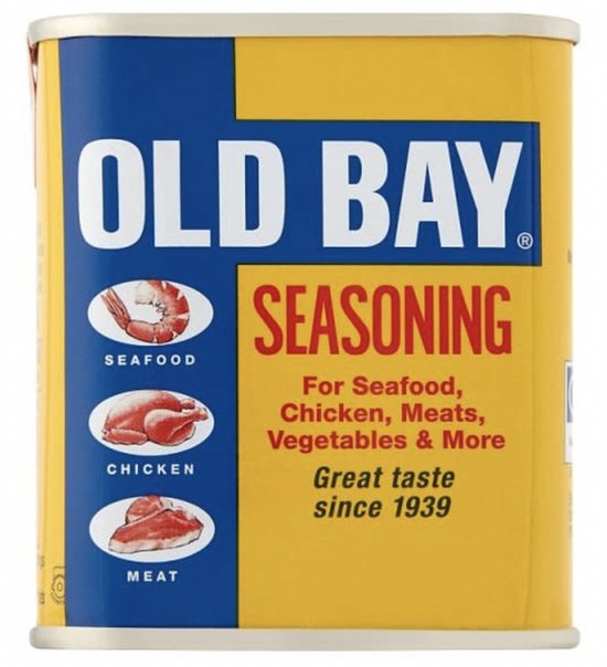 Blik Old Bay kruiden met 'Old Bay Seasoning' en afbeeldingen van garnalen, kip en vlees.