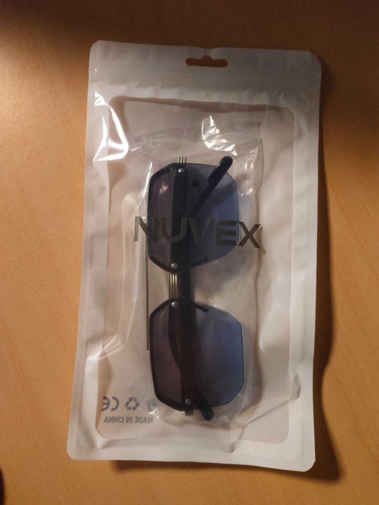 Lunettes de soleil homme – Monture en métal argenté – Verres géométriques gris foncé – Design octogonal – Branches noires