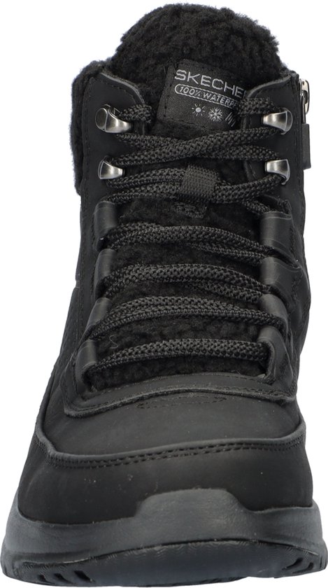 Zwarte Skechers laars met veters en bontkraag.