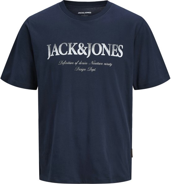 Donkerblauw T-shirt met witte "JACK&JONES Definition of denim Nineteen ninety Design Dept." print op de voorkant.