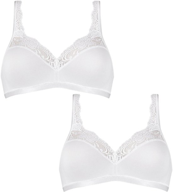 Twee witte bralettes met kanten details, op een witte achtergrond.
