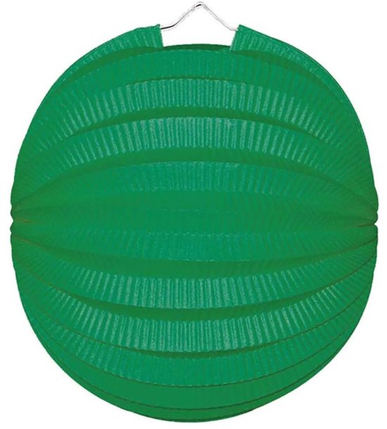 Een groene, gevouwen lampion met een metalen ophanglus op een witte achtergrond.