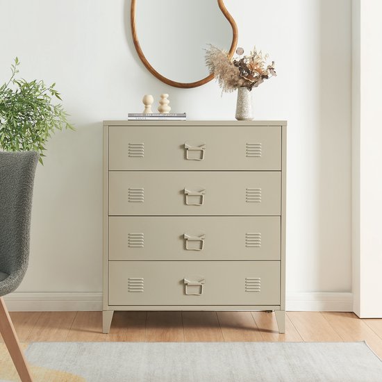 Commode grise à quatre tiroirs, avec évents et poignées, dans une pièce à vivre.