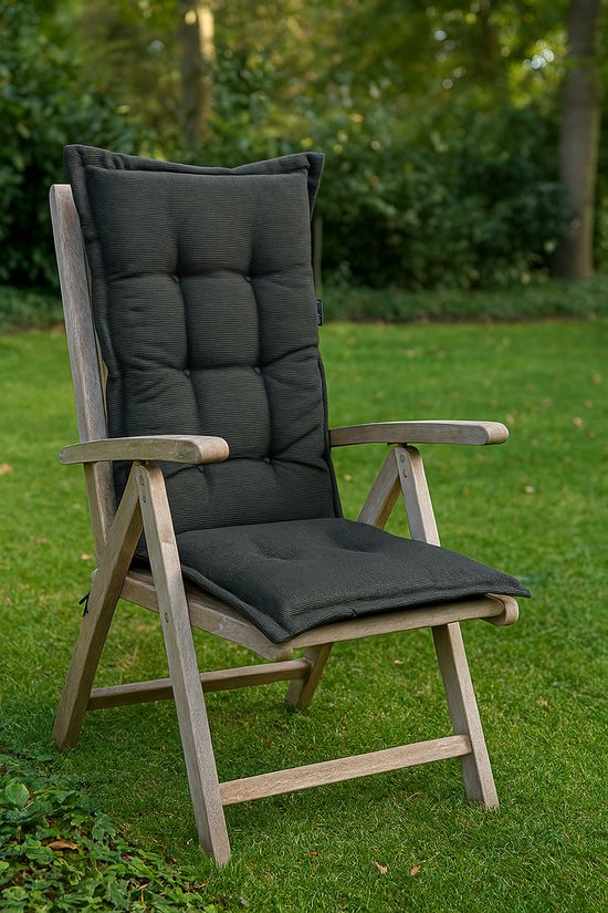 Coussin de chaise de jardin anthracite à côtes et boutons, sur une chaise en bois dans le jardin.