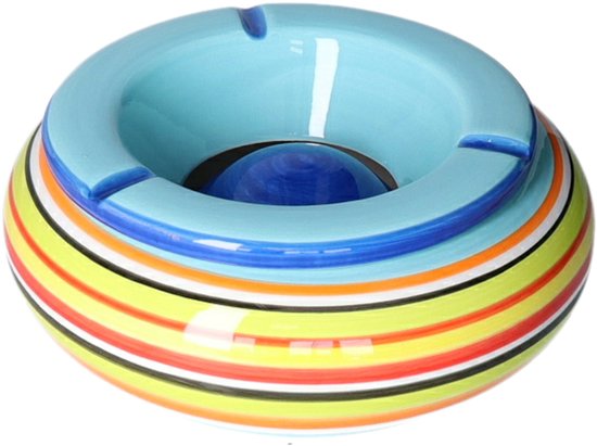 Ronde asbak met een lichtblauwe binnenkant, omringd door veelkleurige horizontale strepen in geel, groen, oranje, rood en zwart.