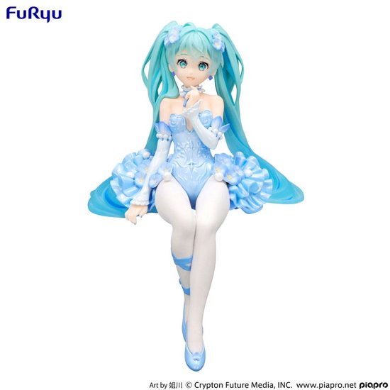 Figurine de Hatsune Miku dans une tenue bleu clair avec des accents floraux et des collants blancs.