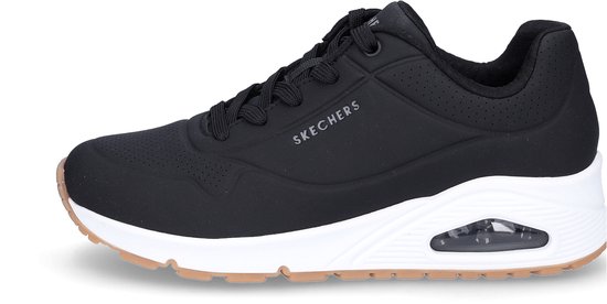 Zwarte Skechers sneaker met witte zool en luchtkussen, gezien vanaf de zijkant.